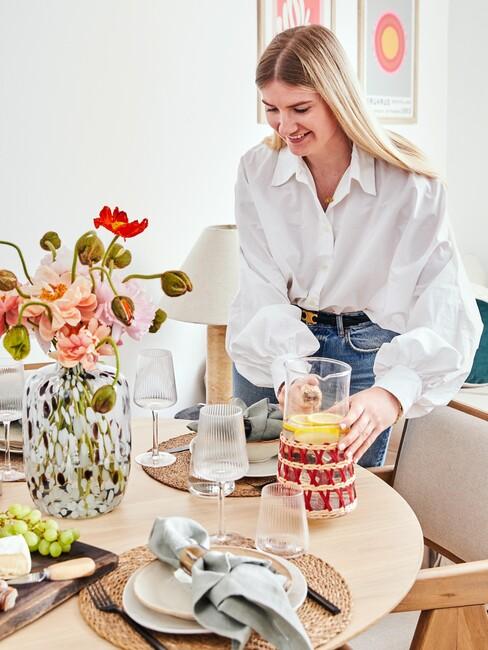 vrouw dekt de tafel voor haar verjaardag