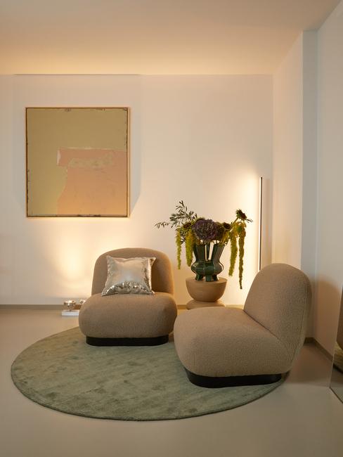 fauteuils in taupe op taupe vloer