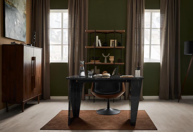 thuiskantoor in donkere kleuren met houten dressoir en travertijn bureau