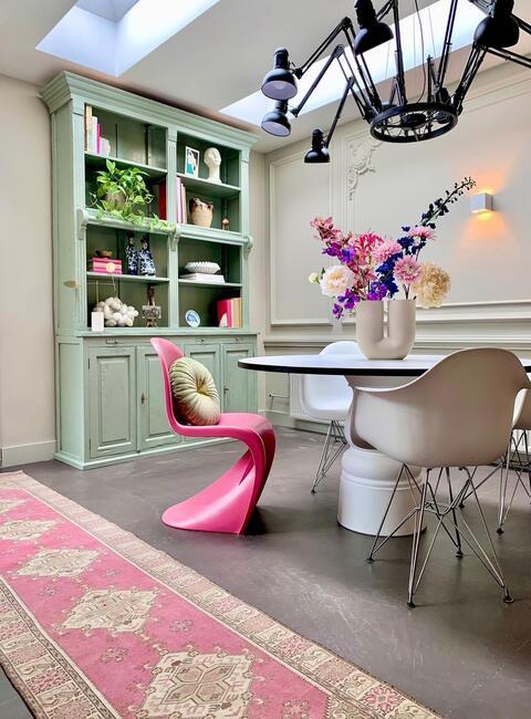 kleurrijke eetkamer met roze eetkamerstoel