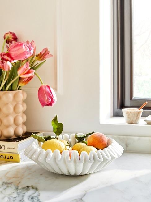 fruitschaal vp;gens de lente decoratie trends van 2024 met fruit