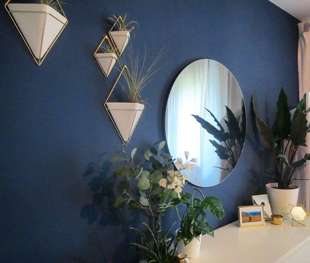 marineblauwe muur in woonkamer met dressoir