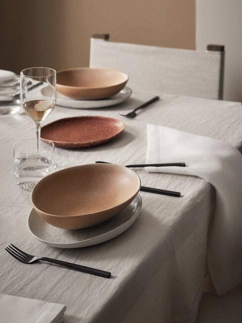 moderne paastafel met grijs tafelkleed en zwart bestek