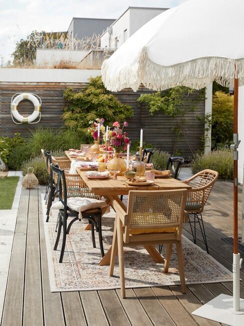 parasol bij het terras met tuintafel