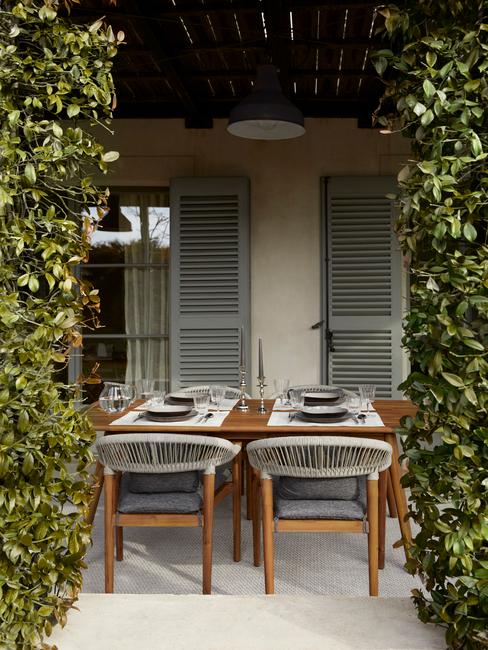 overkapping gezellig inrichten met eettafel