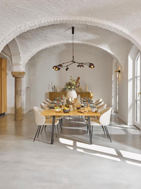 eetkamer in boerderij interieur met lichte kleuren
