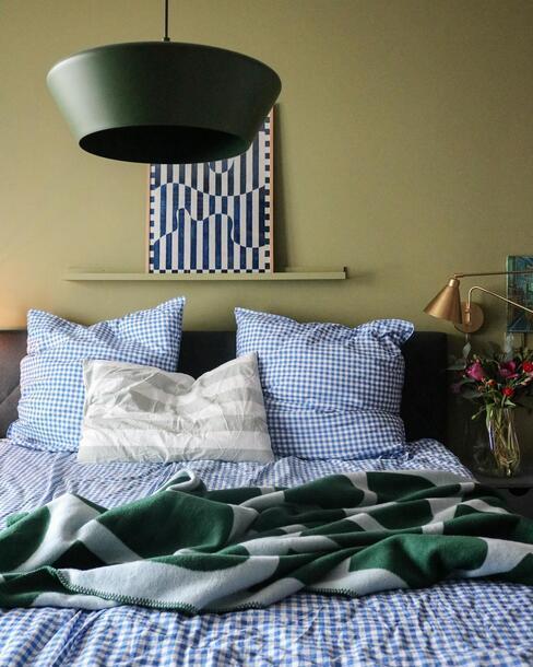 muur in olijfgroen in slaapkamer