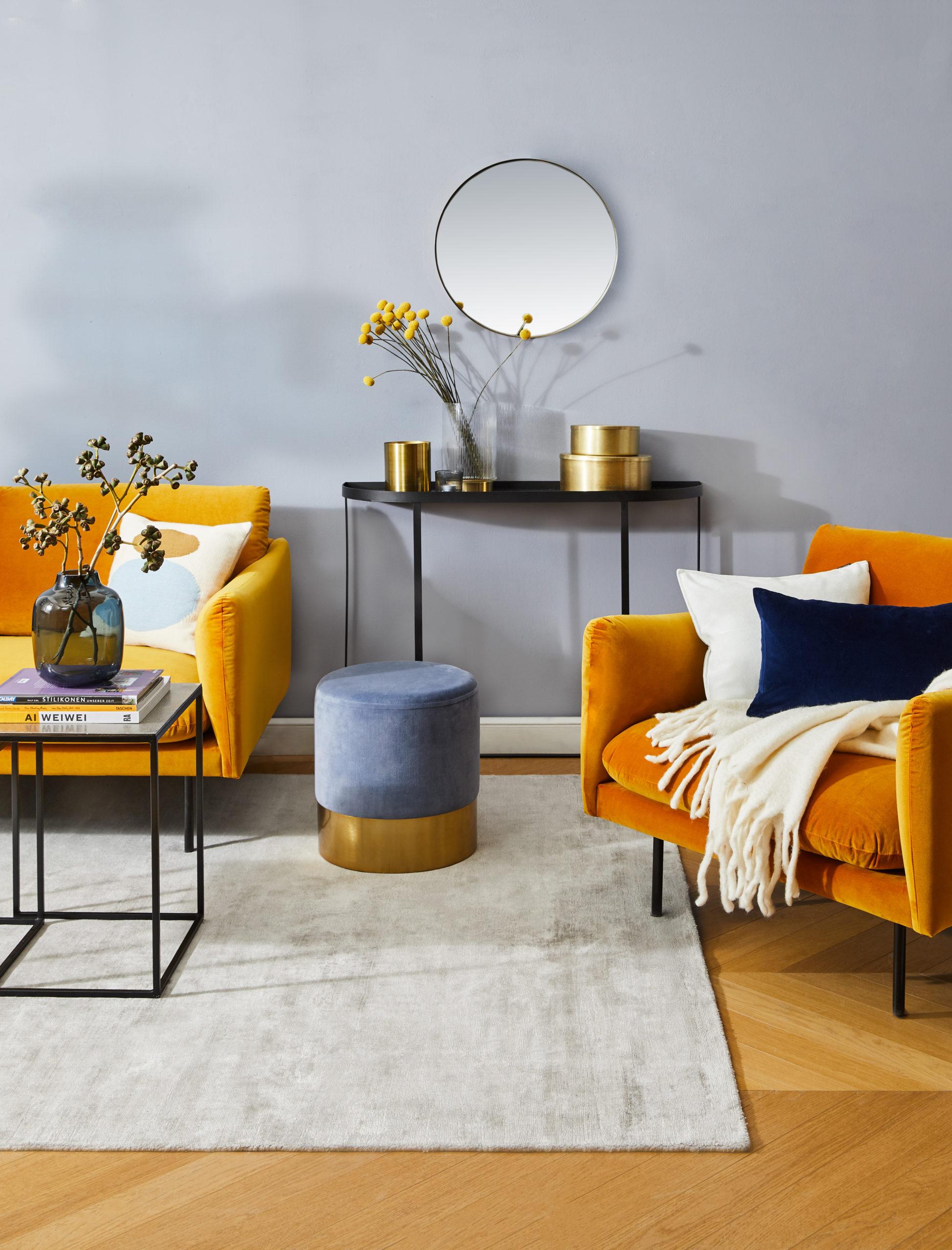 Żółte meble w pastelowym pomieszczeniu