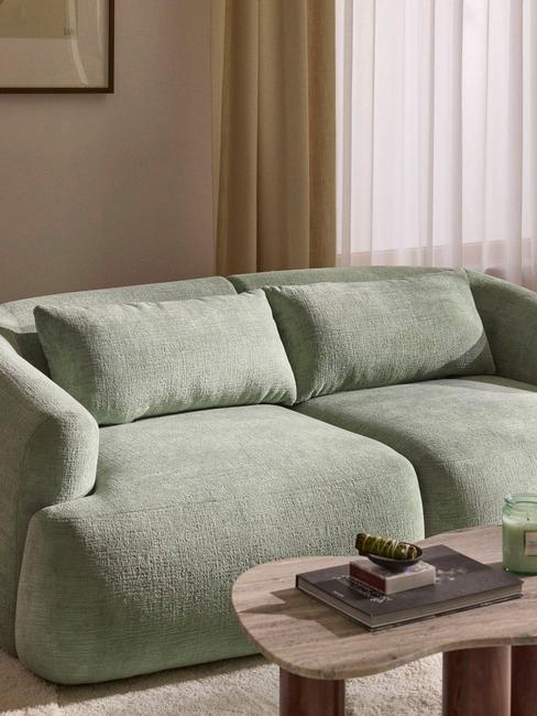 sofa w kolorze szałwiowej zieleni