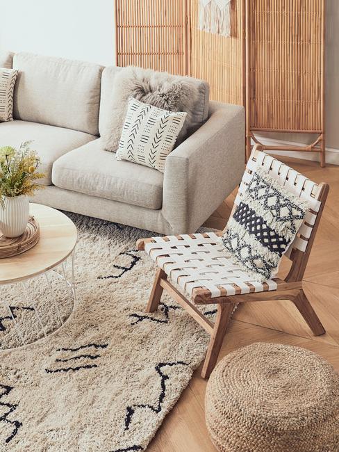 Sofa w salonie w stylu boho z dodatkami z naturalnych materiałów