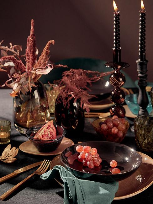 suto zastawiony stół w stylu barokowym