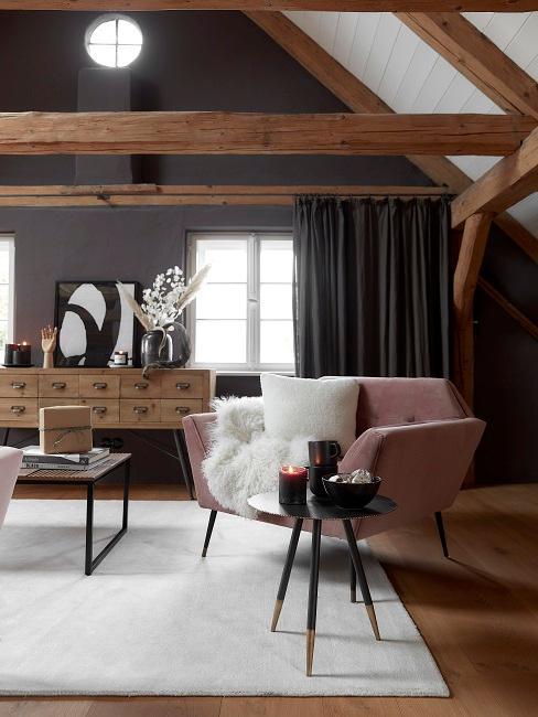 szara ściana w salonie z akcentami różowego