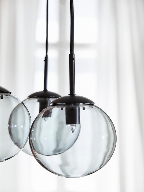 Zbliżenie na przy lampy wykonane z przymymionego szkła