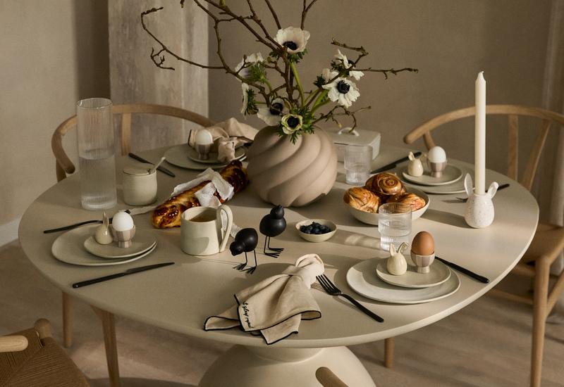 minimalistyczna dekoracja stołu na wielkanoc