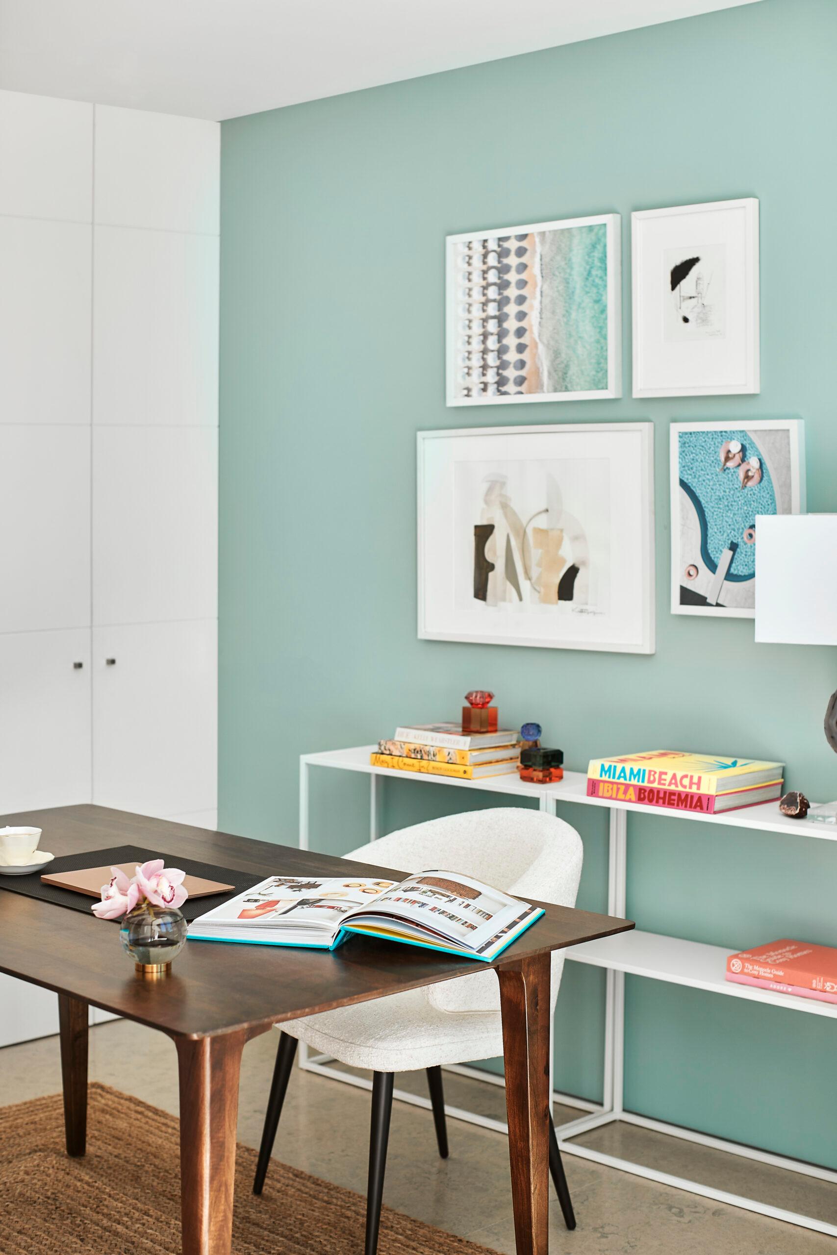 Biuro z pastelowo-zieloną ścianą