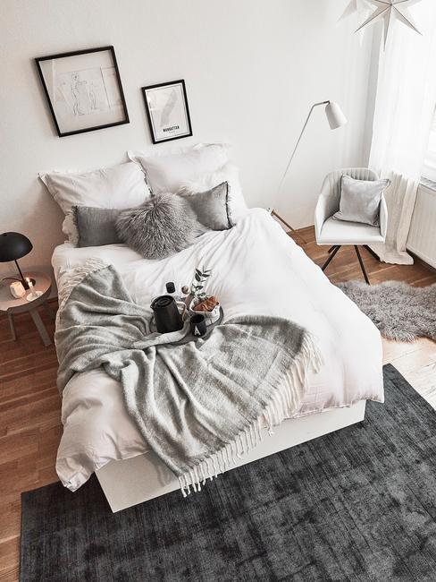 Biała sypialnia z łożkiem oraz szarymi dodatkami