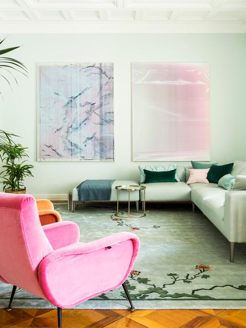 Zielony salon z kontrastowymi fotelami