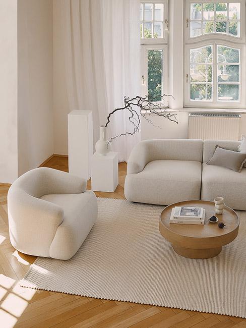 Jasny salon z popielatą sofą modułową w stylu wabi sabi