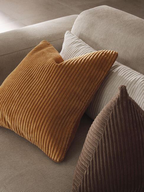 sztruksowe poduszki w różnych kolorach na sofie