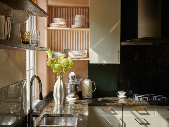 Nowoczesna kuchnia z wazonem z kwiatami na blacie