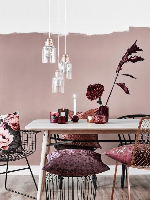 lampa wisząca nad stołem