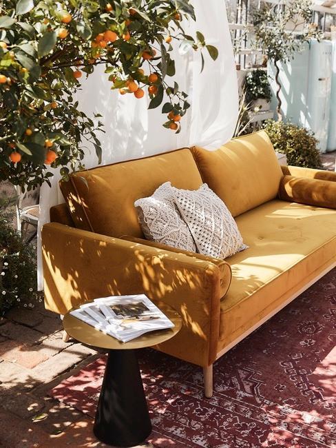 Ogród zimowy Pomarańczowa sofa z poduszkami