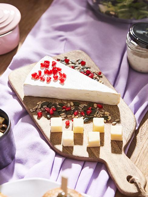 ser i owoce na piknik