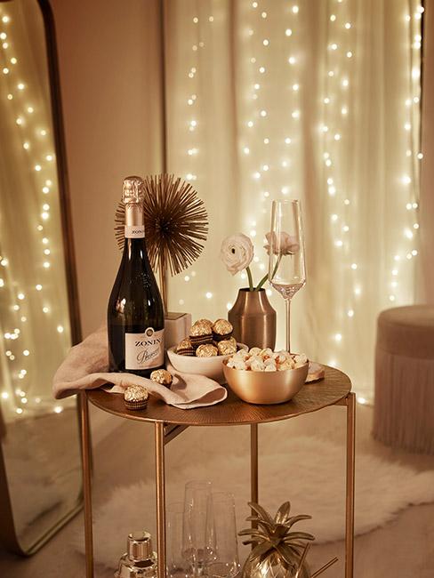 Szampan na stoliku w przytulnie oświetlonej sypialni