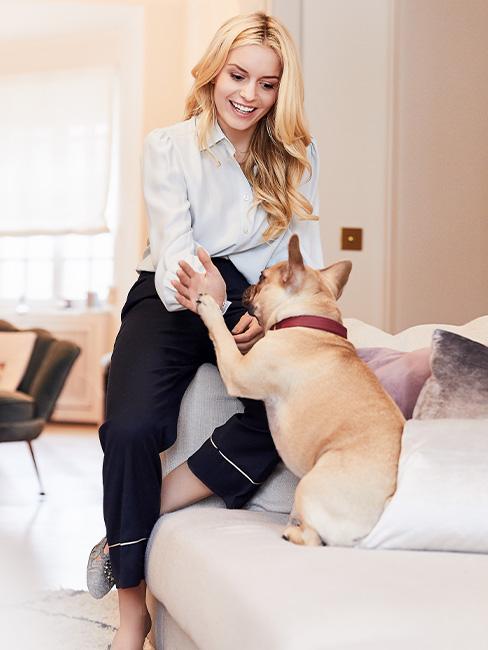 Delia ze swoim buldożkiem