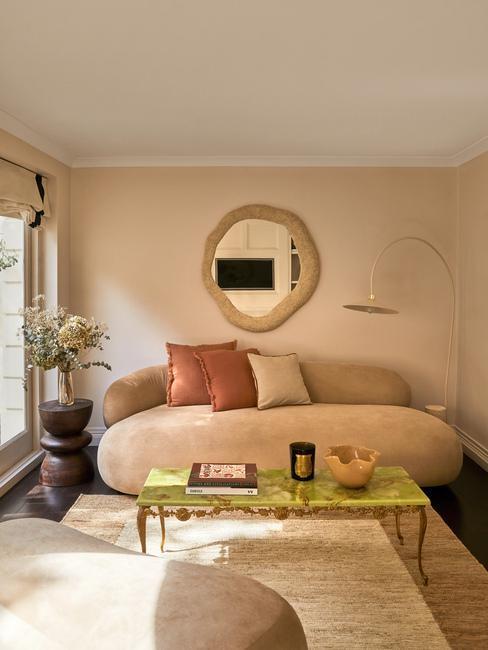 Dekoracje na stoliku kawowym w salonie