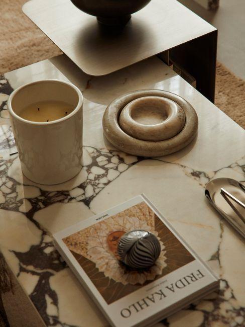 Dekoracje na marmurowym stoliku kawowym w salonie