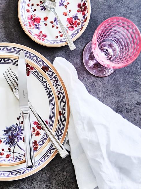 Kolorowa zastawa stołowa z kwiatami