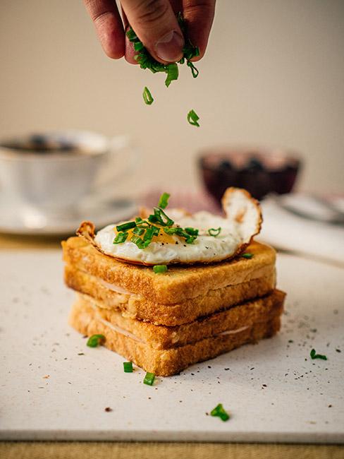 tost z sadzonym jajkiem i szczypiorkiem