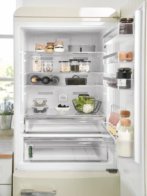 otwarta lodówka, zawartość lodówki