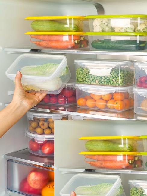 pudełka z żywnością w lodówce