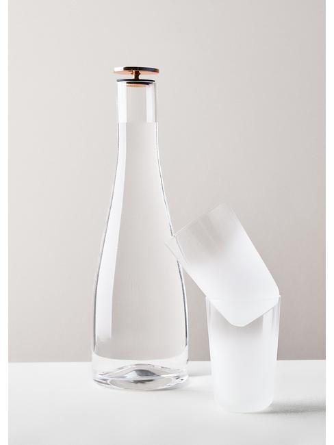 Szklana butelka oraz dwie szklanki