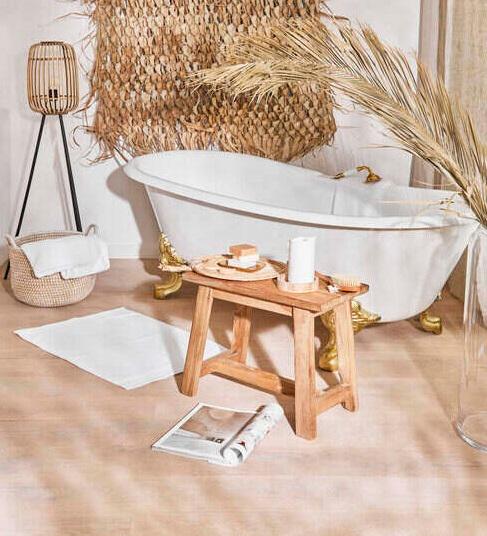 Wanna w drewnianej łazience