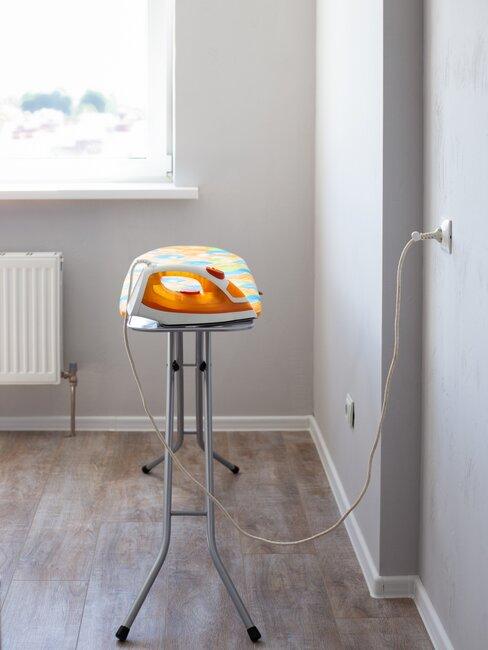 żelazko na desce do prasowania