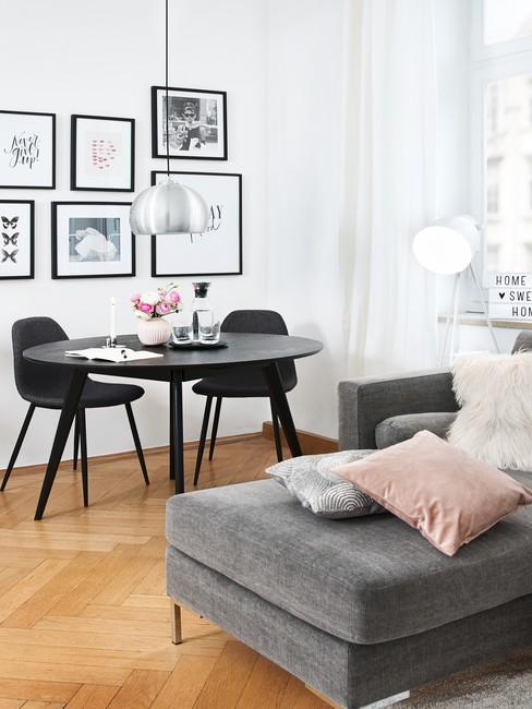 Salon z jadalnią w stylu skandi w mieszkaniu na poddaszu