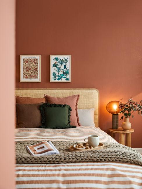 sypialnia w stylu boho ze ścianą w kolorze terakoty