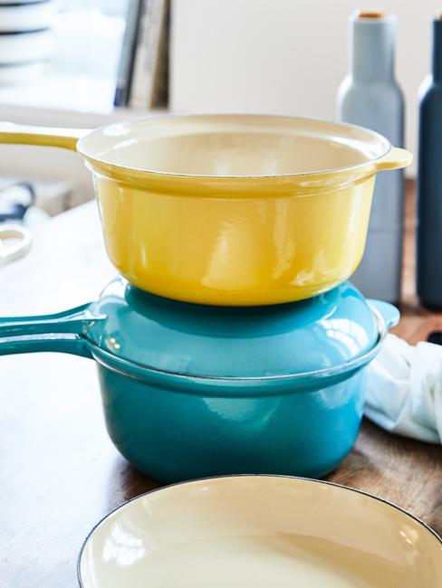 Dwa żeliwne garnik położone, jeden na drugim