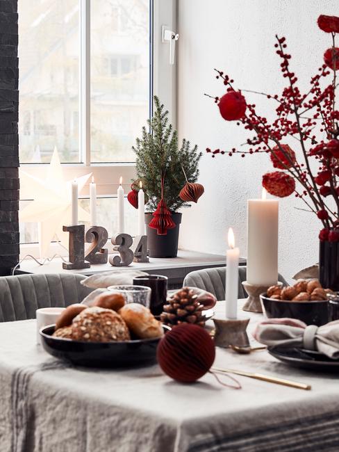 Udekorowana jadalnia choinką oraz zastawionym stołem