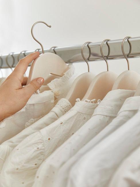 ubrania na wieszakach