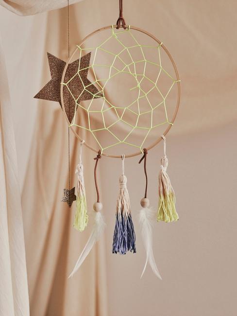 Łapacz snów z frędzlami i koralikami