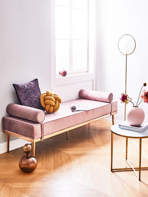 Jasne wnętrze, z dużym oknem z różowo-złotymi elementami wyposażenia