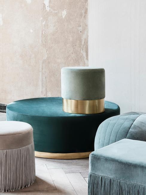 Aksamitne pufy w różnych odcieniach zieleni i w różnych rozmiarach