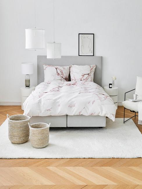 Sypialnia urządzona w szarości z pościelą w marmurowy wzór