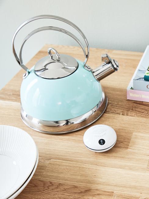 Miętowy czajnik stojący na drewninaym blacie?