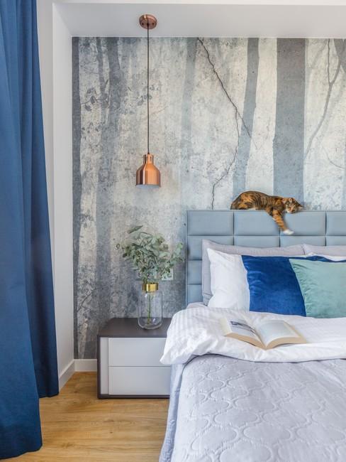 Sypialnia ze ścianą z subtelną fototapetą, urządzona w odcieniach niebieskiego. Zdjęcie z bloga Prosty Plan.
