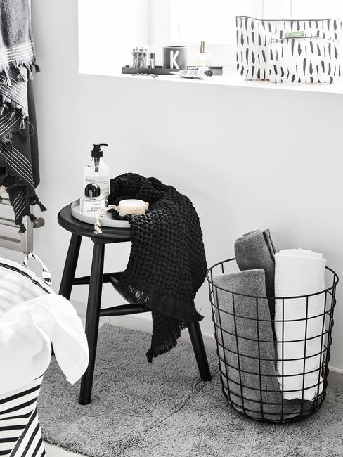 Biało-czarna łazienka z metalowymi elementami